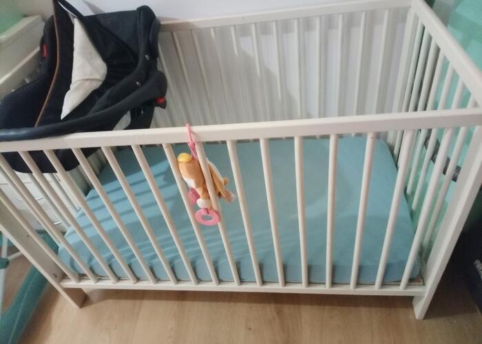 Grajewo ogłoszenia: sprzedam łóżeczko drewniane białe z materacem; stan dobry